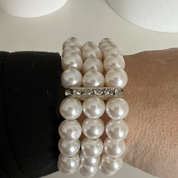 65. Faux Pearl & Rhinestone Bracelet. - Picture 2 of 2